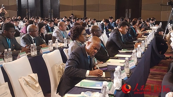 與會(huì)來(lái)賓在認(rèn)真記錄。人民網(wǎng)記者 萬(wàn)宇攝