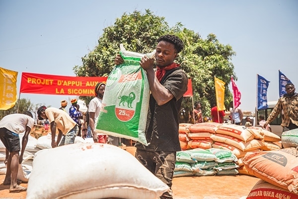 村民們興高采烈地把種子和化肥搬回家。中鐵資源供圖