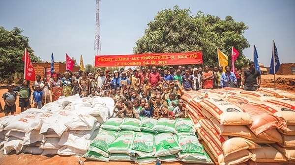 華剛礦業(yè)向當(dāng)?shù)鼐栀浄N子化肥儀式現(xiàn)場。中鐵資源供圖