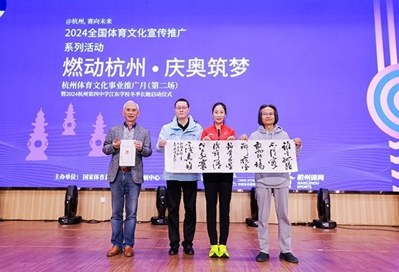 王麗萍與藝術(shù)家們共同創(chuàng)作主題作品。主辦方供圖