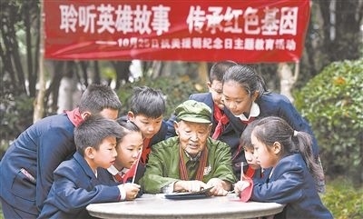 圖為89歲的抗美援朝老兵楊克美在向孩子們講述英雄故事。徐偉攝