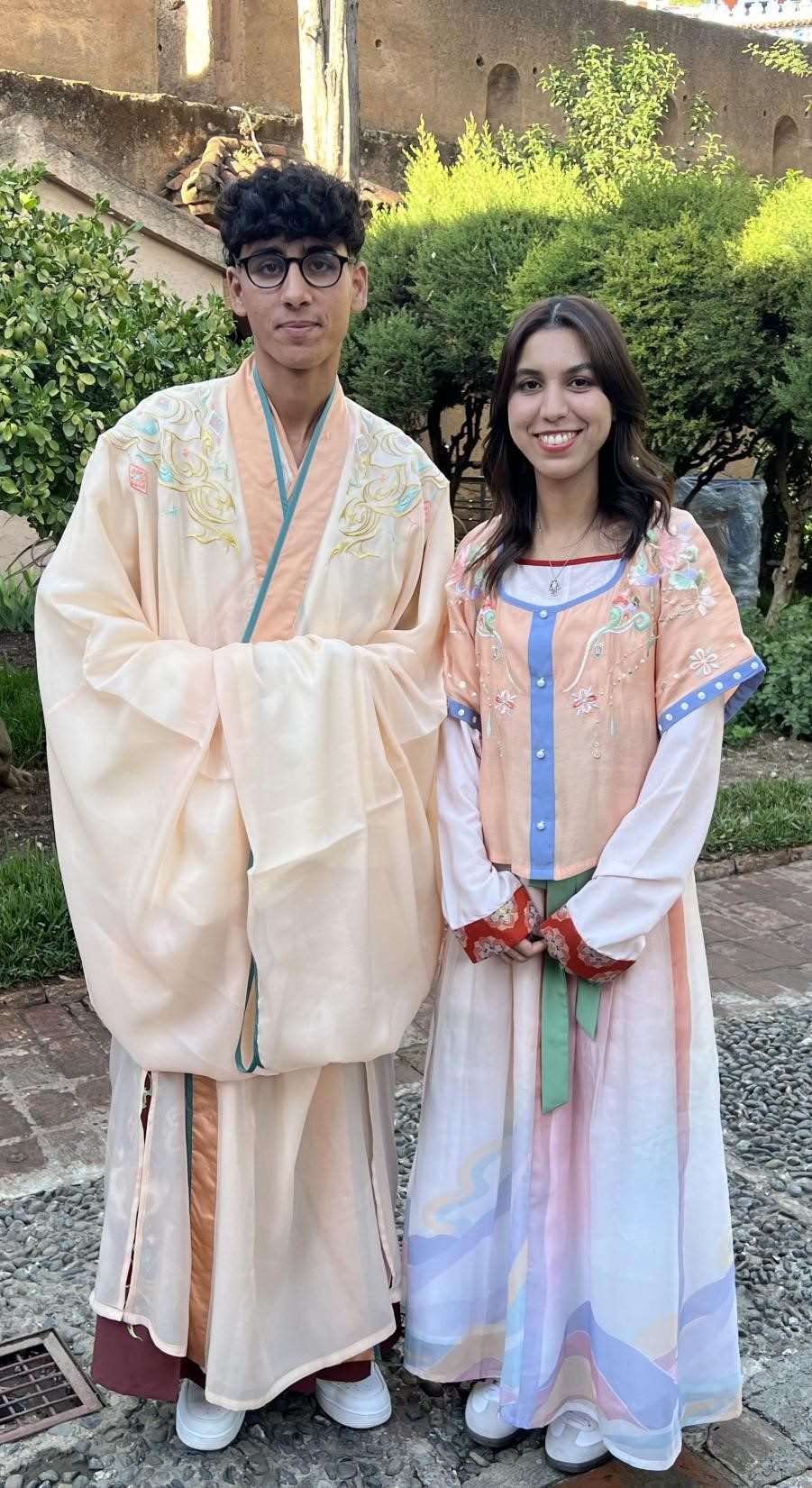 兩位青年試穿中國古代服裝。拉巴特中國文化中心供圖