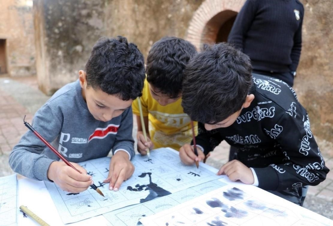 一起學(xué)書法。拉巴特中國文化中心供圖