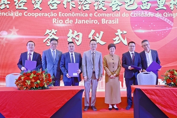 企業(yè)家在活動現(xiàn)場參與項目簽約儀式。人民網(wǎng)記者 陳海琪攝