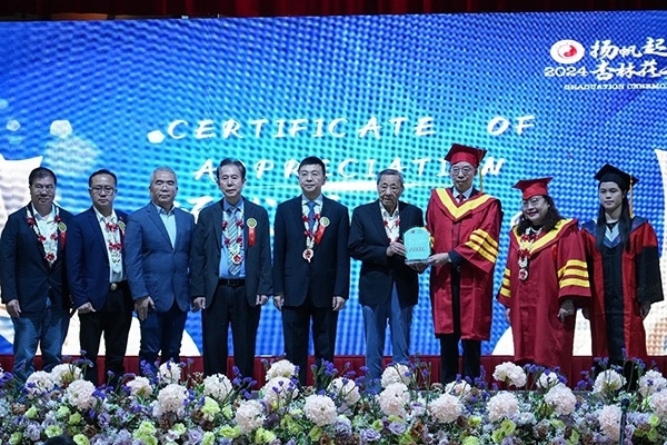 菲律賓首家中醫(yī)學(xué)院——岐黃中醫(yī)學(xué)院在馬尼拉舉行首屆畢業(yè)典禮。人民網(wǎng)記者 樊帆攝