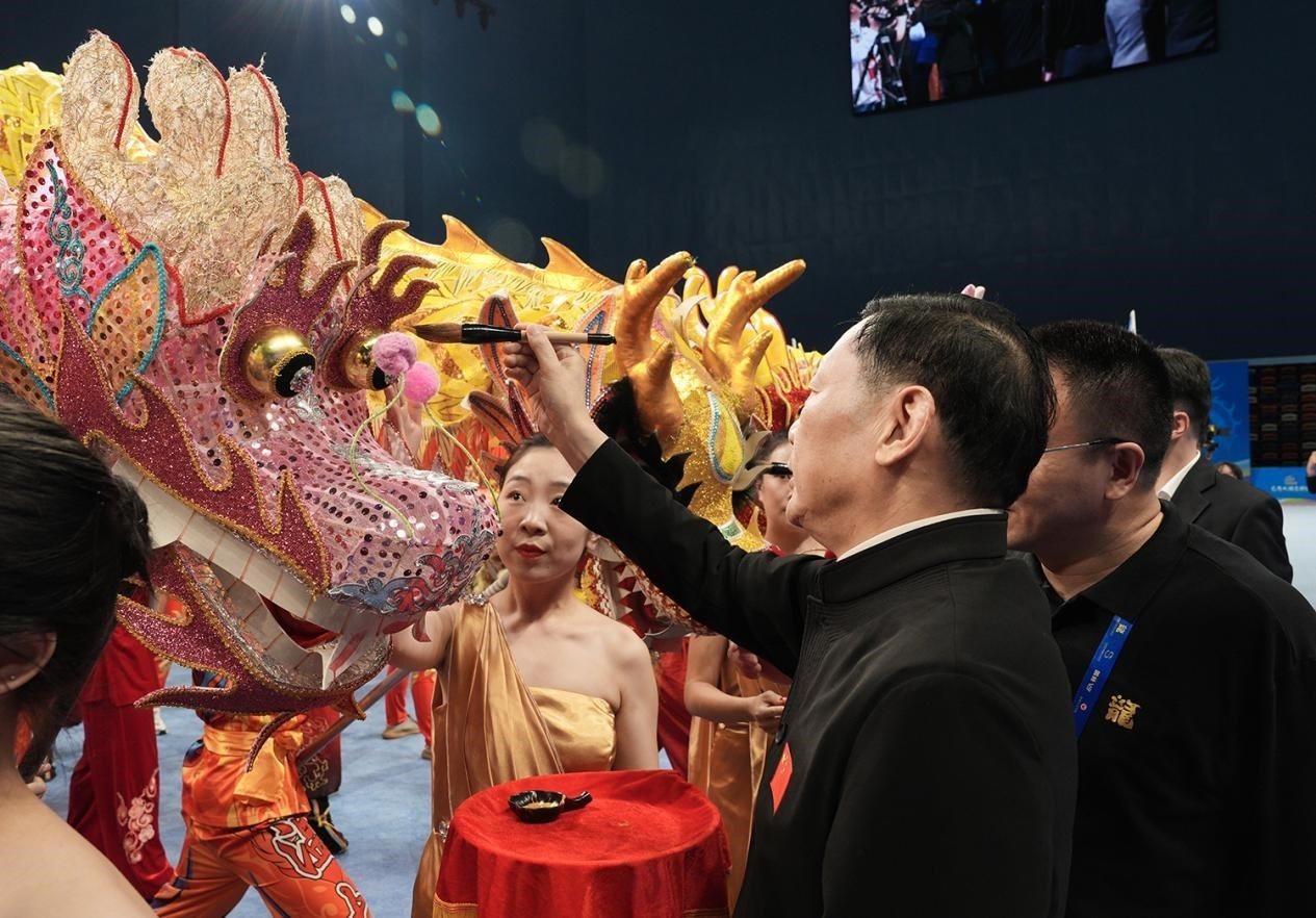 出席開賽儀式的領(lǐng)導(dǎo)及嘉賓共同為參賽龍獅隊(duì)點(diǎn)睛。（受訪者供圖）