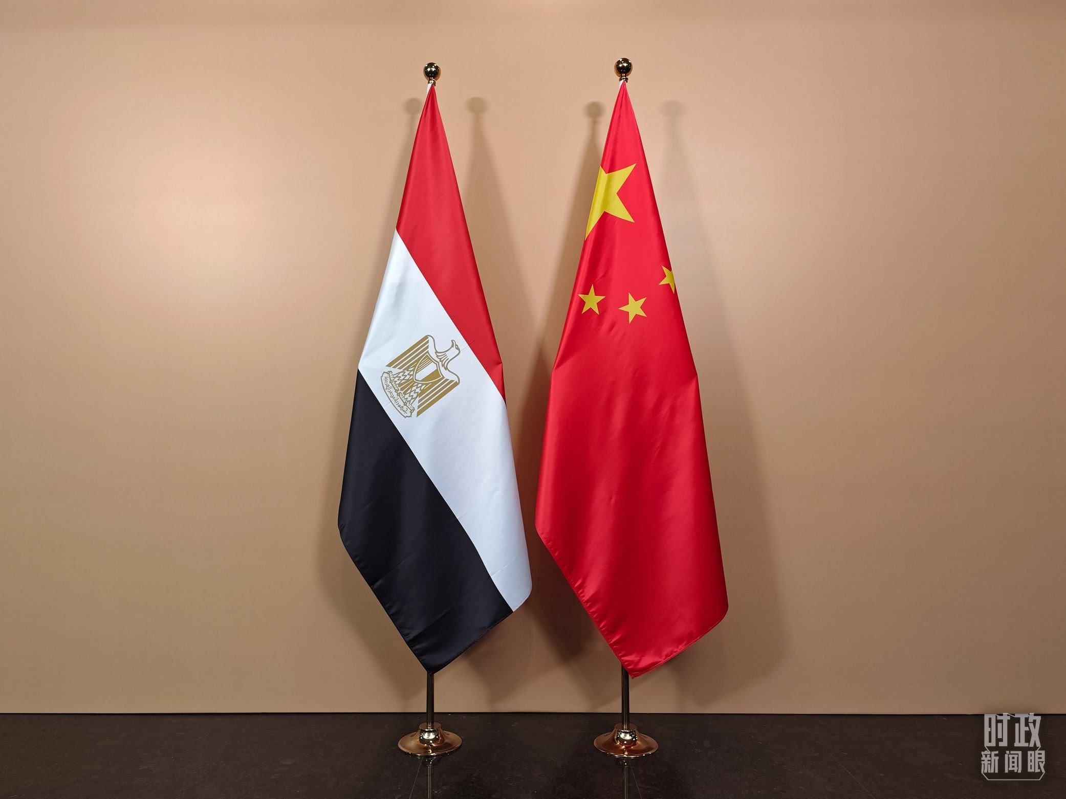 △ 會見廳外的中國埃及兩國國旗。（總臺央視記者彭漢明拍攝）
