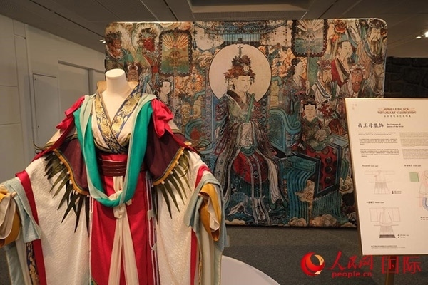 壁畫服飾的實(shí)物復(fù)刻展示。人民網(wǎng)記者 尚凱元攝