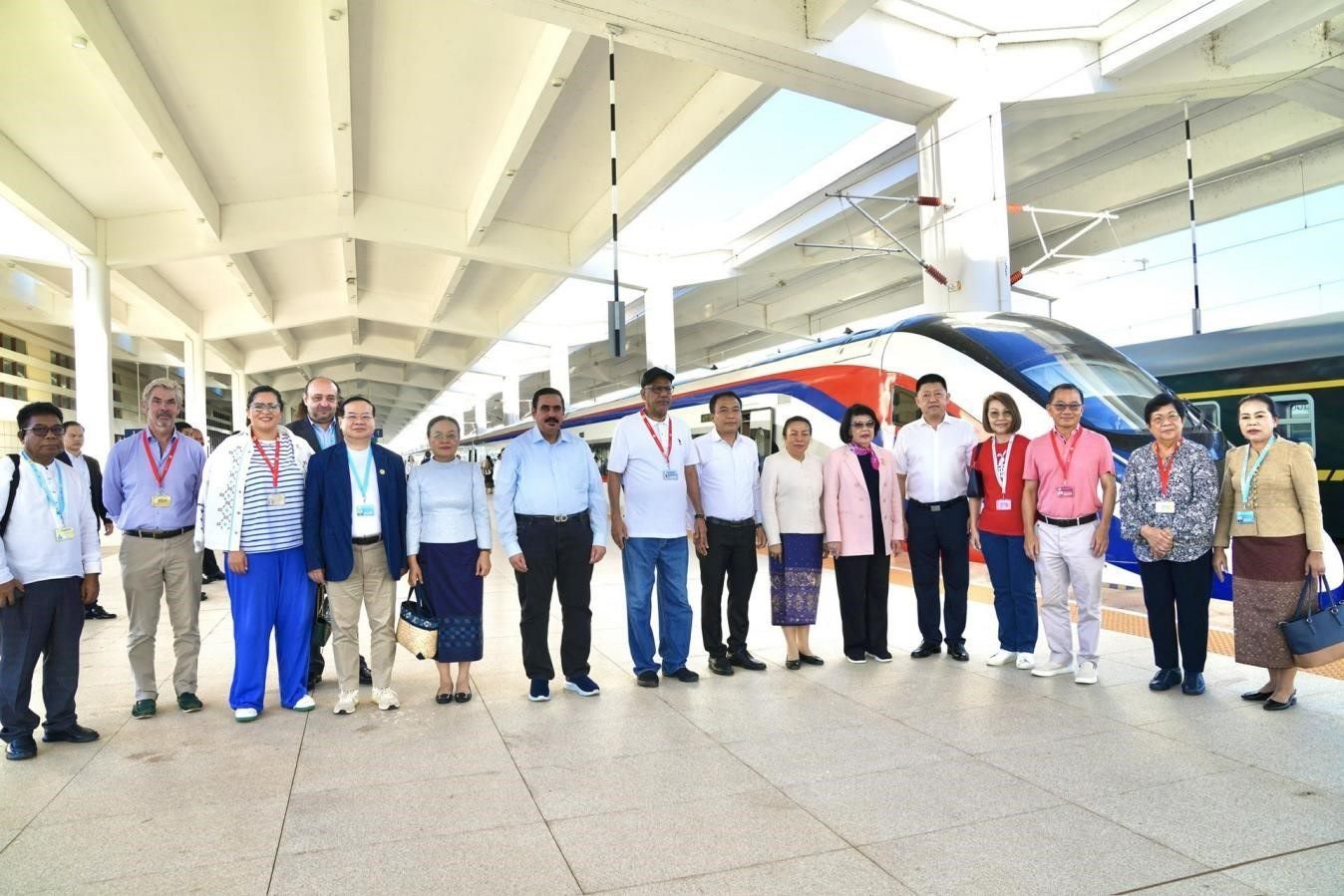 東盟議會聯(lián)盟大會代表團(tuán)與中老鐵路“瀾滄號”動車合影留念。老中鐵路有限公司供圖