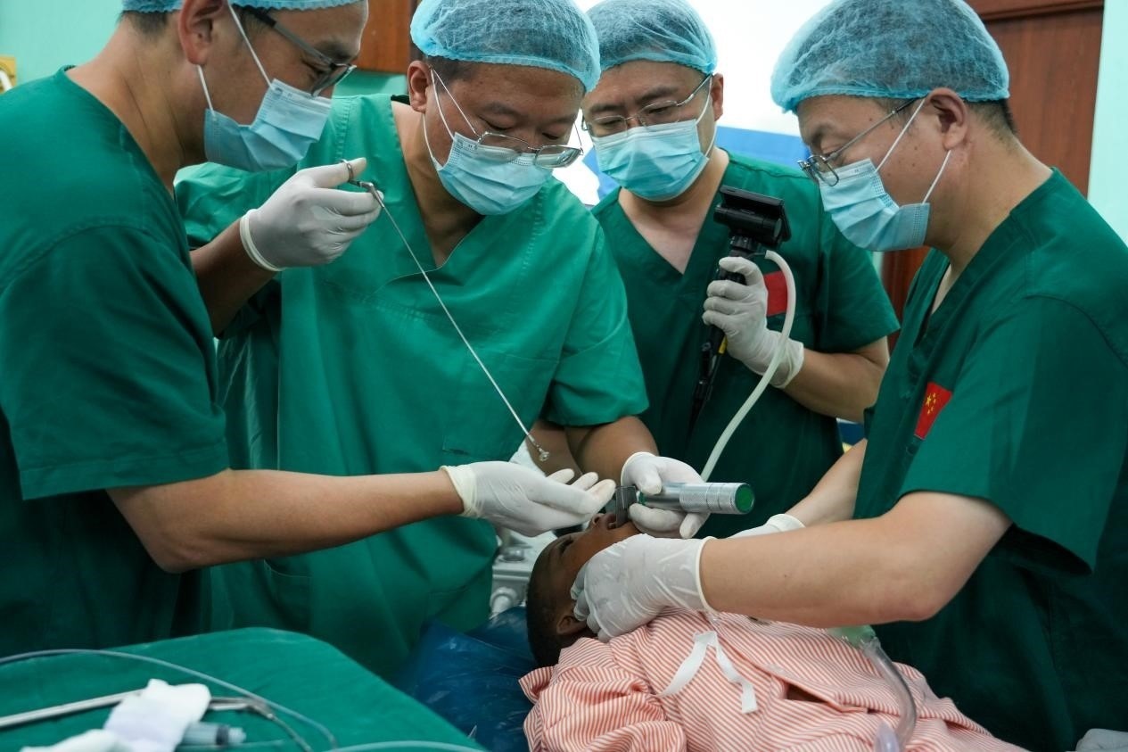 引起患兒窒息的異物被成功取出。中國援桑醫(yī)療隊(duì)供圖