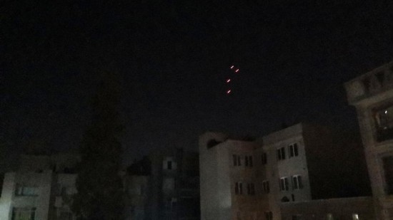  這是10月26日4點50分左右拍攝的德黑蘭市區(qū)。當(dāng)?shù)貢r間26日凌晨，新華社記者在伊朗首都德黑蘭多次聽到爆炸聲。新華社記者姚兵攝