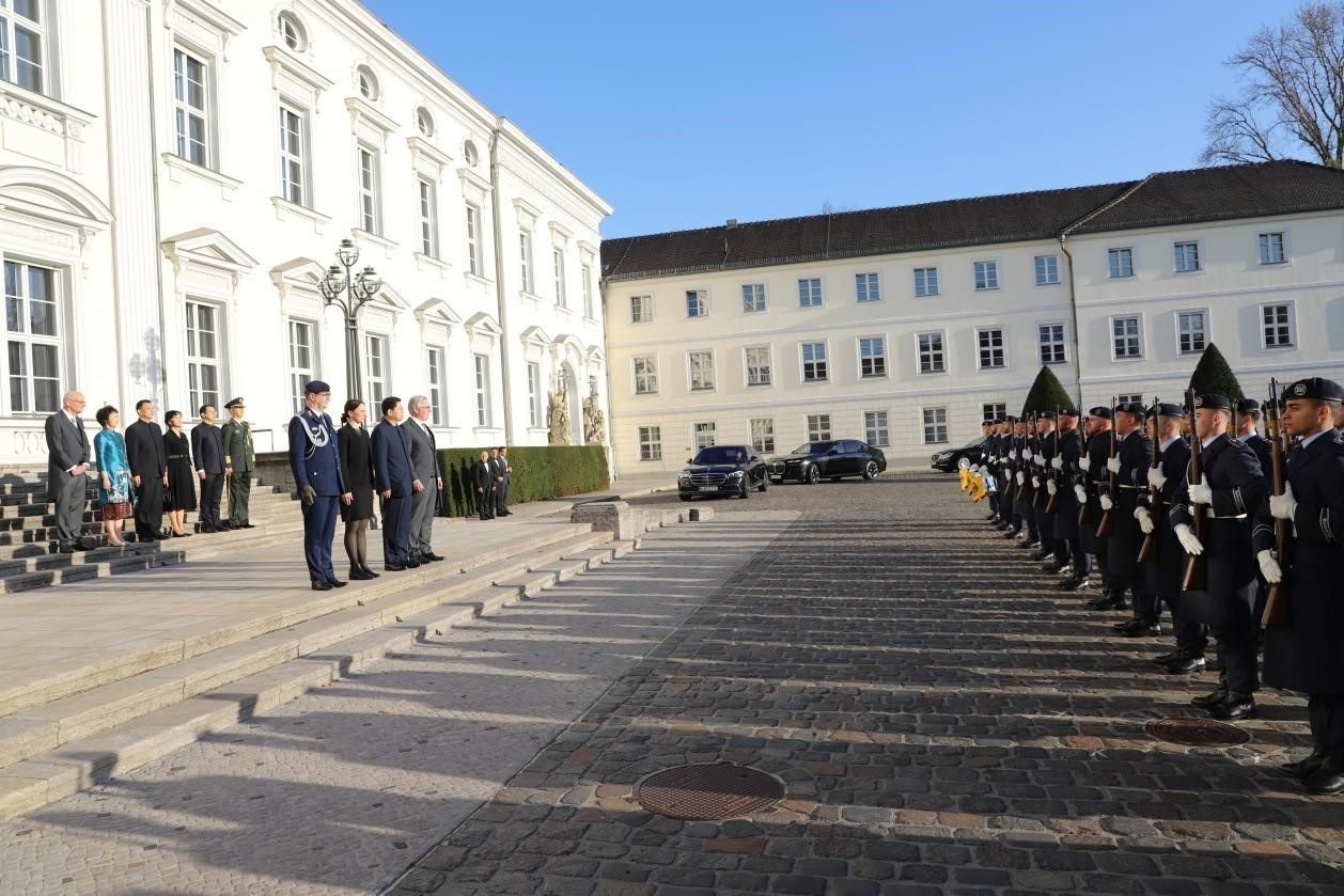 新任中國(guó)駐德國(guó)大使鄧洪波向德國(guó)總統(tǒng)施泰因邁爾遞交國(guó)書(shū)。中國(guó)駐德國(guó)大使館供圖