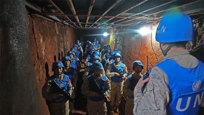 進入地下掩體隱蔽。王軍杰攝