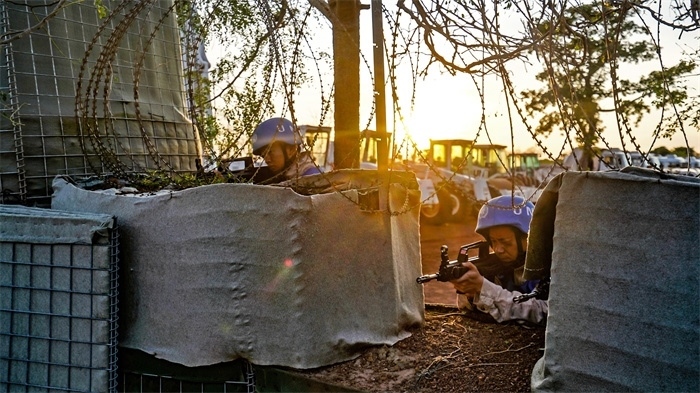 瞭望偵察一線情況。張洪奧攝