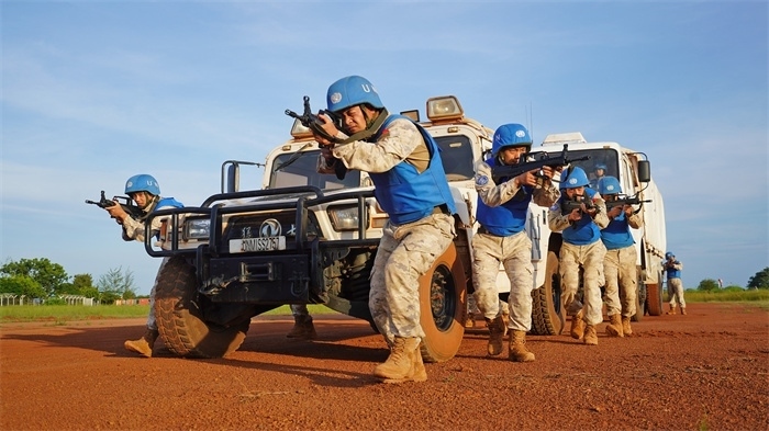 應(yīng)急分隊戰(zhàn)術(shù)行進。張洪奧攝