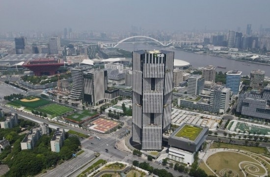 位于中國(guó)上海浦東新區(qū)世博園區(qū)的金磚國(guó)家新開(kāi)發(fā)銀行總部大樓（2022年6月17日攝，無(wú)人機(jī)照片）。新華社記者方喆攝