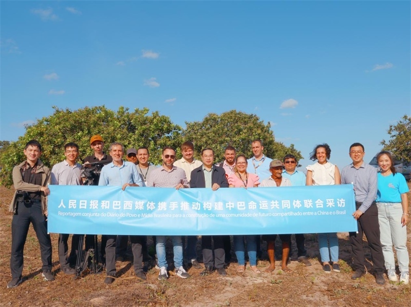 當(dāng)?shù)貢r(shí)間10月24日至25日，人民日?qǐng)?bào)社攜手巴西主流媒體在巴西東北部北里奧格蘭德州開(kāi)展聯(lián)合采訪，拉開(kāi)了以“攜手推動(dòng)構(gòu)建中巴命運(yùn)共同體”為主題的人民日?qǐng)?bào)和巴西媒體聯(lián)合采訪序幕。圖為參加聯(lián)合采訪的中巴兩國(guó)記者與受益于中國(guó)企業(yè)扶貧項(xiàng)目的若昂卡馬拉市民眾合影。 人民日?qǐng)?bào)和巴西媒體聯(lián)合采訪團(tuán)供圖