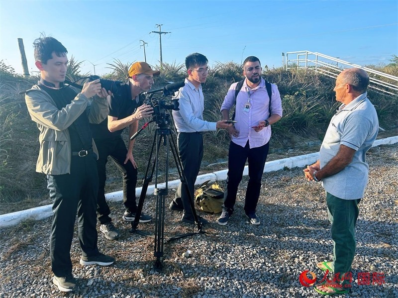 聯(lián)合采訪團(tuán)正在采訪因苦咸水淡化項(xiàng)目受益的當(dāng)?shù)孛癖?。人民網(wǎng)記者 陳一鳴攝