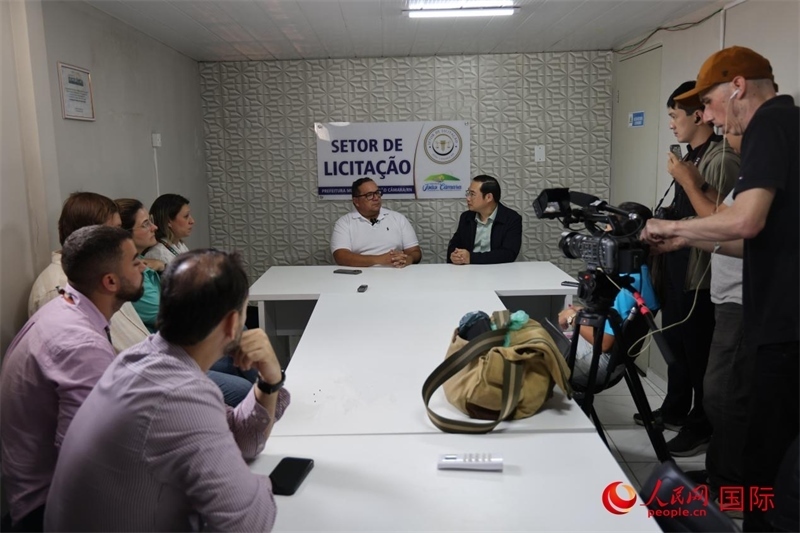 巴西東北部北里奧格蘭德州若昂卡馬拉市市長(zhǎng)馬諾埃爾·貝爾納接受聯(lián)合采訪團(tuán)采訪。 人民網(wǎng)記者 時(shí)元皓攝