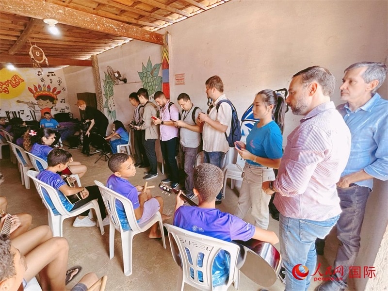  受益于中國(guó)企業(yè)的“青少年成長(zhǎng)”項(xiàng)目，700多名當(dāng)?shù)厍嗌倌甑囊魳?lè)和足球夢(mèng)想插上了翅膀。圖為聯(lián)合采訪團(tuán)正在采訪參加音樂(lè)培訓(xùn)的孩子們。 人民網(wǎng)記者 陳一鳴攝