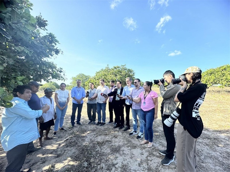 聯(lián)合采訪團(tuán)正在采訪中國(guó)企業(yè)在若昂卡馬拉市的扶貧開(kāi)放項(xiàng)目 。孫佳攝