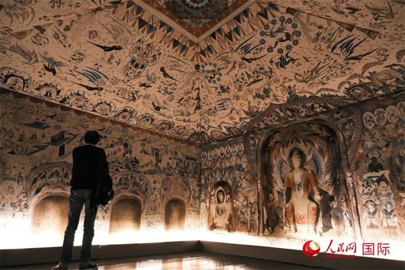 觀眾仿佛置身于數(shù)字復(fù)原的敦煌第285窟。人民網(wǎng)記者 尚凱元攝 