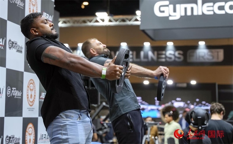 觀眾參加舉重物比賽。人民網(wǎng)中東中心分社塔里克·易卜拉欣攝