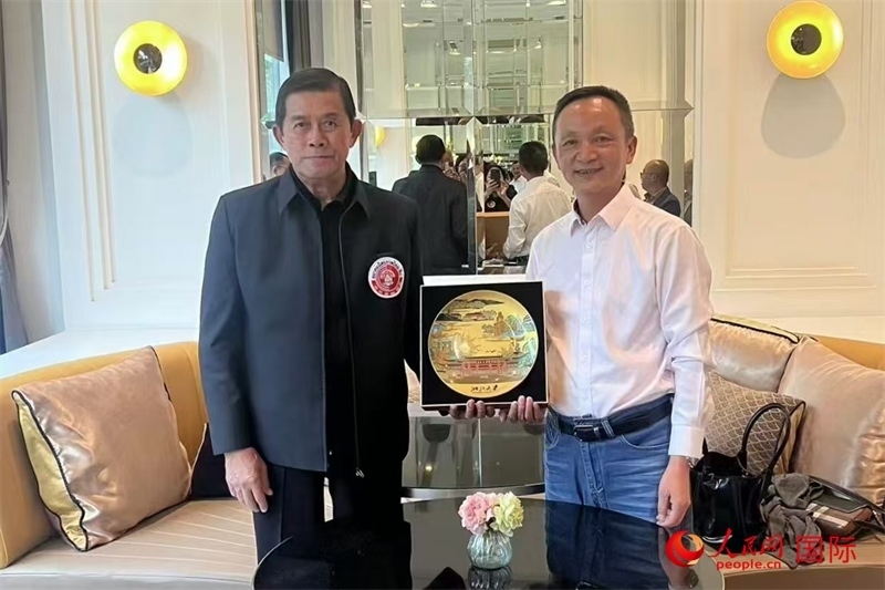 泰中友好協(xié)會會長、泰國前副總理功·塔帕朗西（左一）會見浙大團(tuán)組一行。人民網(wǎng)記者 簡承淵攝