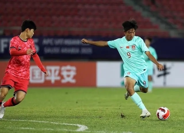 國少隊球員魏祥鑫（右）比賽中傳球。新華社記者 李鋼攝