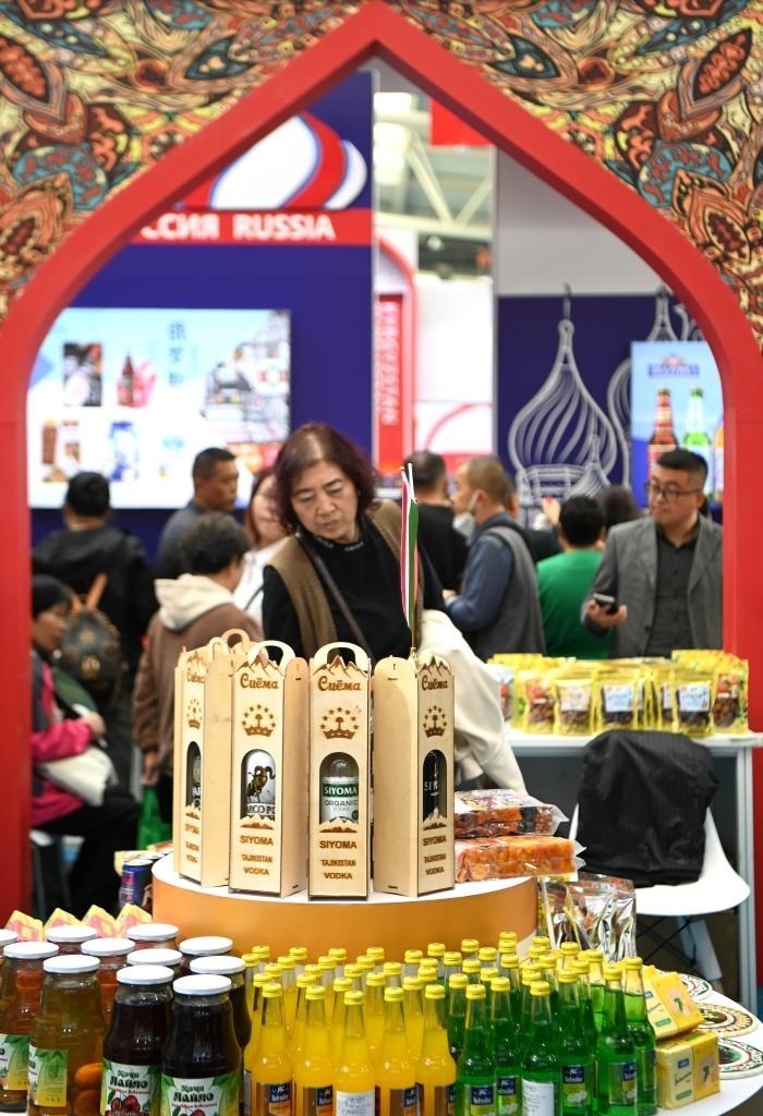 10月25日，觀眾在楊凌農高會上合組織國家農業(yè)展區(qū)了解農產品。新華社記者 鄒競一 攝