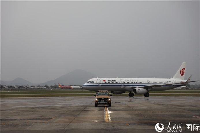 國航上?！觾?nèi)首班飛機抵達河內(nèi)內(nèi)排機場。人民網(wǎng)記者 楊曄攝