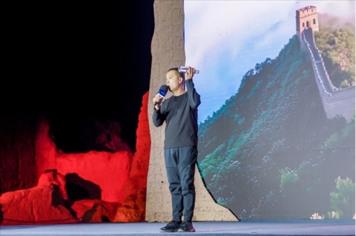 李剛在“何以中國·五星出東方”網絡主題宣傳活動現場演講。人民視頻供圖