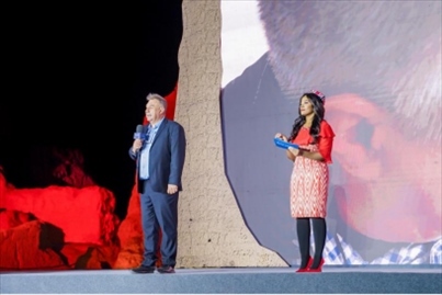 丹尼（左一）在“何以中國(guó)·五星出東方”網(wǎng)絡(luò)主題宣傳活動(dòng)現(xiàn)場(chǎng)演講。人民視頻供圖