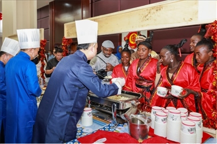 恩賈梅納大學(xué)孔子學(xué)院的學(xué)生們對(duì)中國餃子情有獨(dú)鐘。主辦方供圖