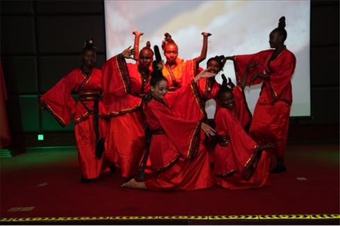 孔子學(xué)院的學(xué)生表演中國舞《昭君出塞》。主辦方供圖