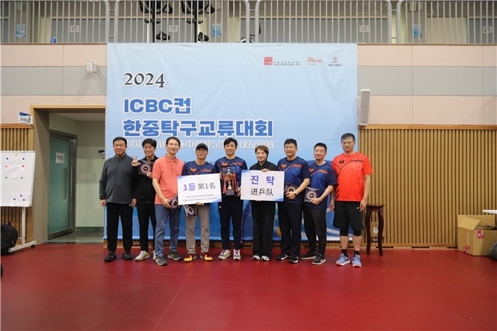 獲得第一名的隊(duì)伍與頒獎(jiǎng)嘉賓一起合影留念。首爾中國(guó)文化中心供圖