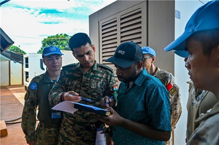 核查發(fā)電設(shè)備。鄧原淘攝