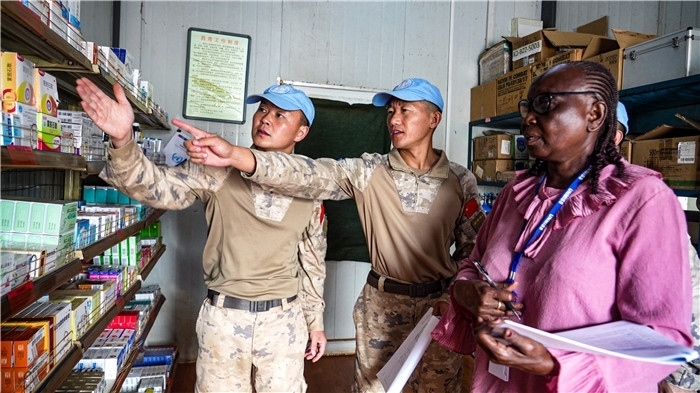 核查儲(chǔ)存藥品。王軍杰攝