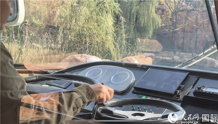 鄭州銀基動物王國水陸兩棲觀光車駕駛室。人民網 謝瑩攝