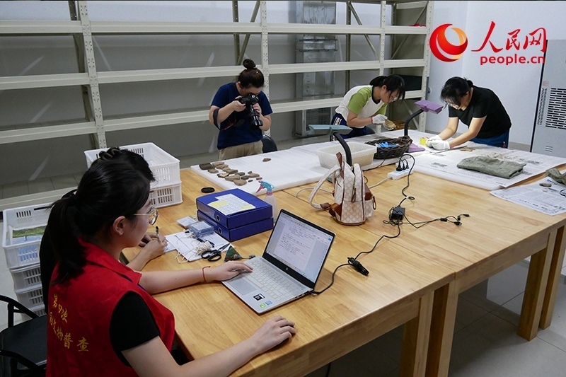 普查隊員們正在庫房內(nèi)工作。人民網(wǎng)記者 韋衍行攝