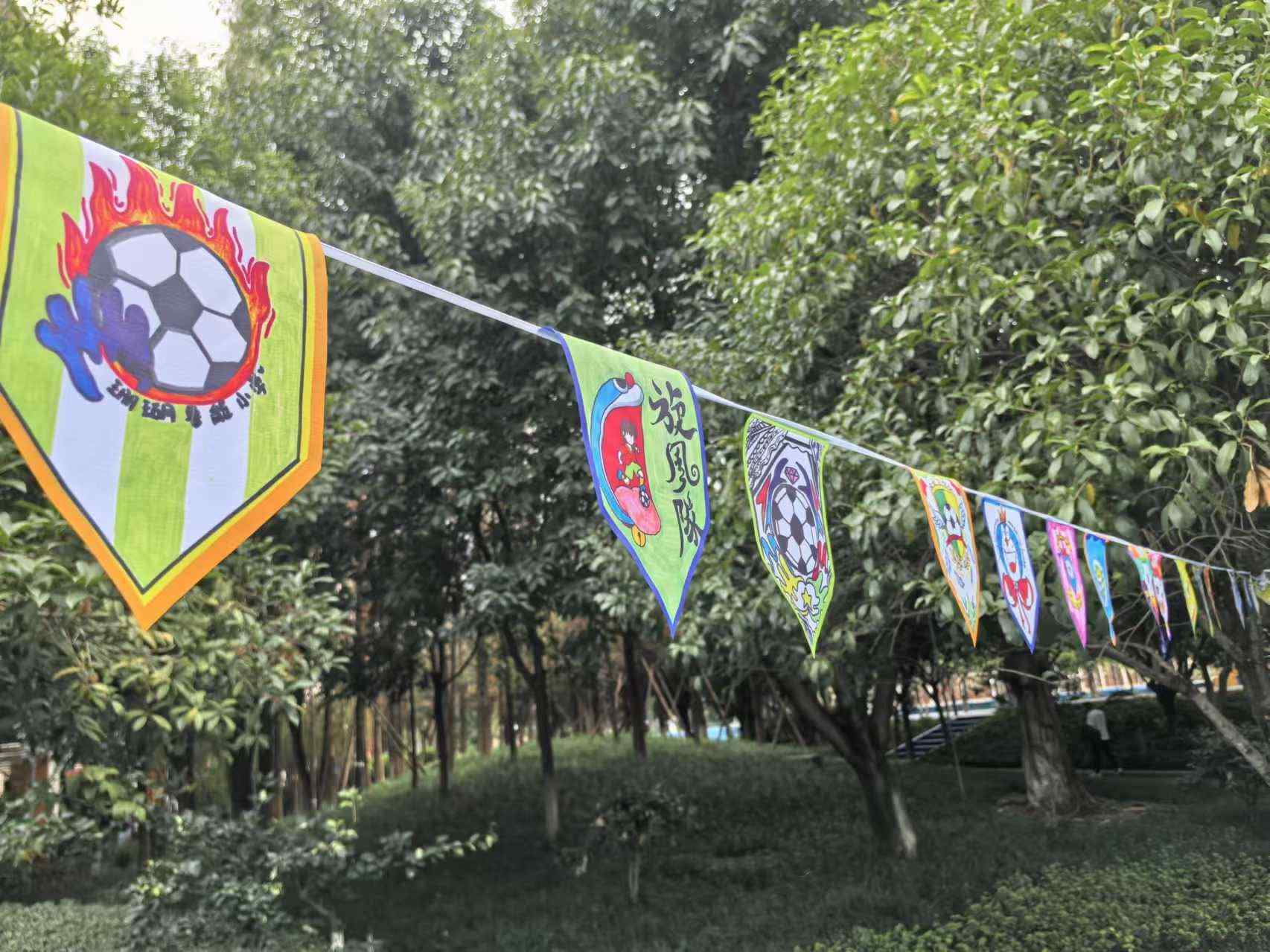 珊瑚魯能小學(xué)學(xué)生們手繪的“班超”隊(duì)徽。 人民網(wǎng)記者 楊磊攝