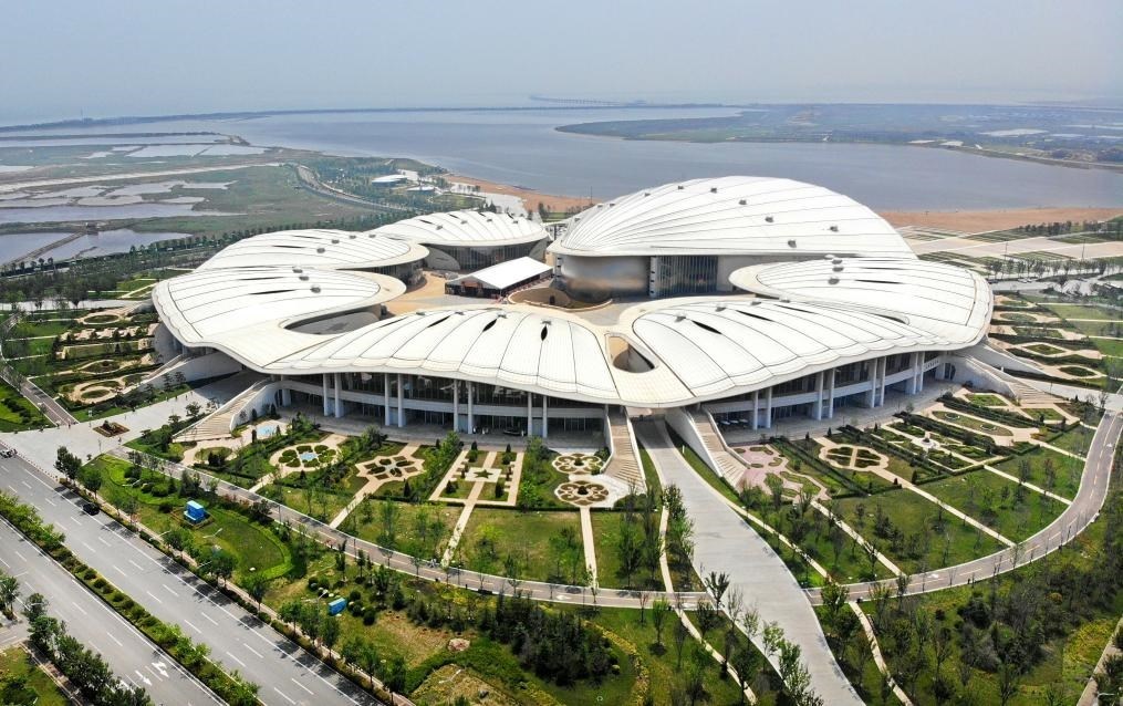 位于中國(guó)—上海合作組織地方經(jīng)貿(mào)合作示范區(qū)的青島·上合之珠國(guó)際博覽中心（2024年7月18日攝，無(wú)人機(jī)照片）。新華社記者李紫恒 攝