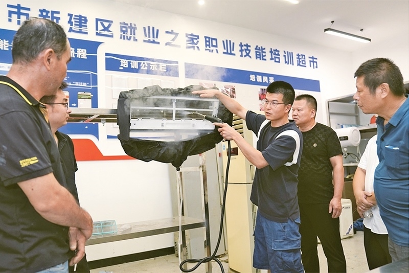 黨的二十屆三中全會(huì)強(qiáng)調(diào)，要健全終身職業(yè)技能培訓(xùn)制度。圖為2024年9月12日一位老師在給學(xué)員進(jìn)行家電清洗技術(shù)培訓(xùn)。 新華社記者 萬象/攝