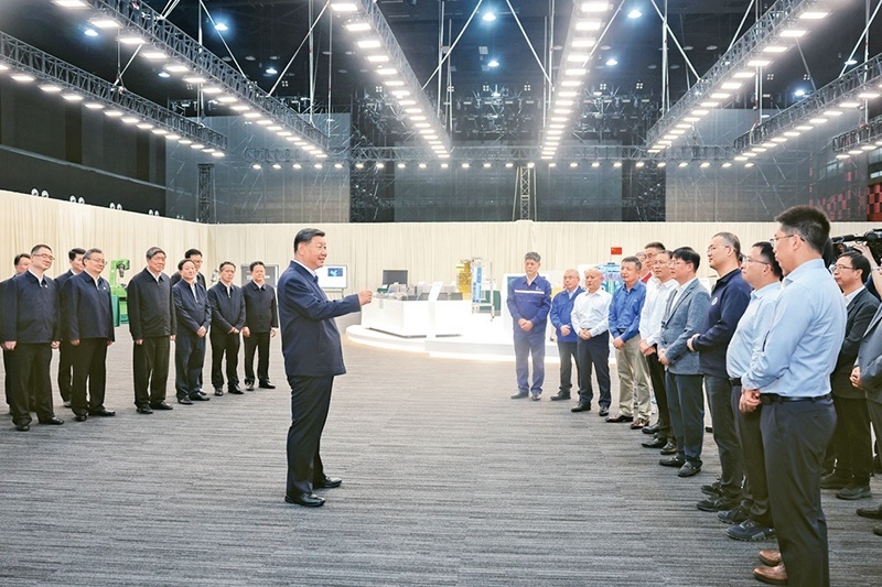 2024年10月17日至18日，中共中央總書記、國家主席、中央軍委主席習(xí)近平在安徽考察。這是17日下午，習(xí)近平在合肥濱湖科學(xué)城考察時，同現(xiàn)場科研人員和企業(yè)負(fù)責(zé)人親切交流。 新華社記者 鞠鵬/攝