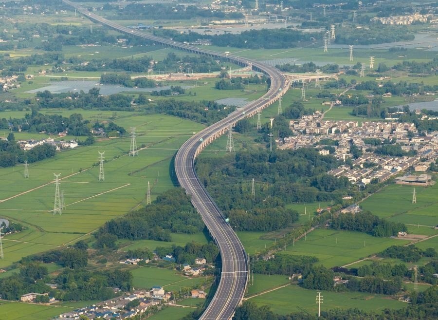 俯瞰四川天府新區(qū)至邛崍高速公路一角（2024年7月2日攝，無(wú)人機(jī)照片）。新華社記者 江宏景 攝
