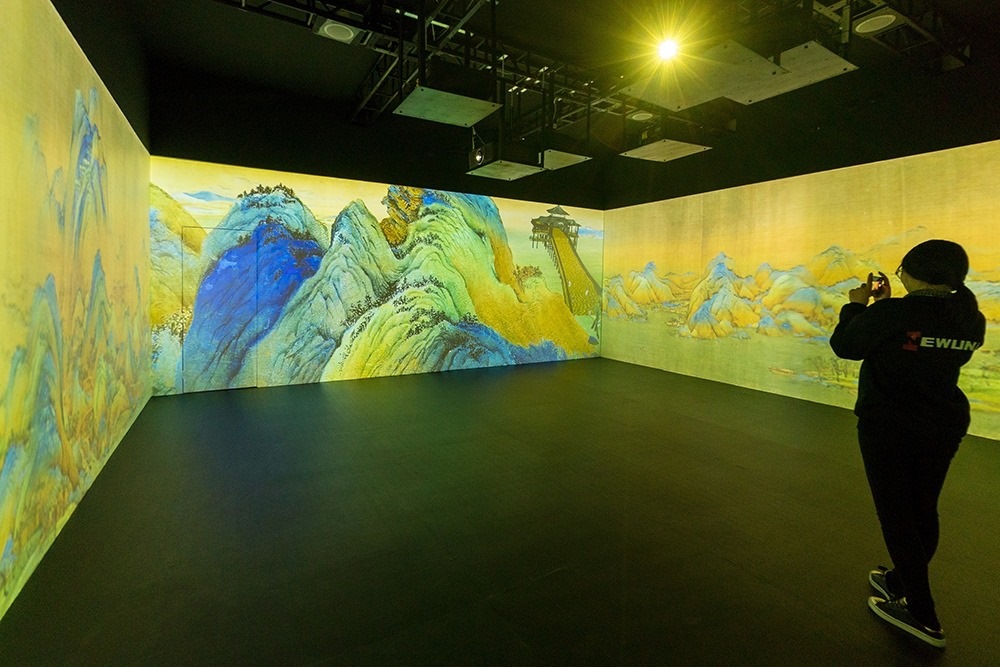 2019年1月29日，上海，市民在“千里江山圖科技藝術(shù)展”上參觀北宋名畫(huà)《千里江山圖》的AR全景展示并打卡拍照。