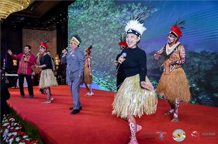 山東濟(jì)寧職業(yè)技術(shù)學(xué)校印尼巴布亞留學(xué)生演唱與大使一起演唱巴布亞傳統(tǒng)歌曲。印尼駐華大使館供圖