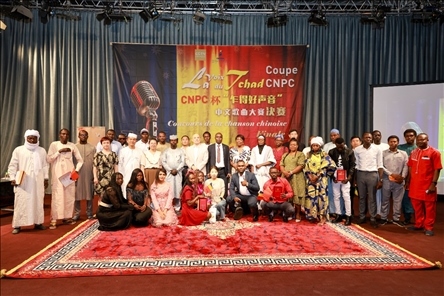 選手、評(píng)委、組委會(huì)工作人員共同與頒獎(jiǎng)嘉賓合影。中國(guó)石油非洲公司供圖