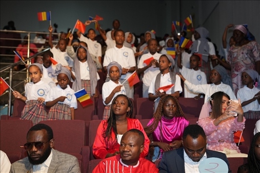 現(xiàn)場(chǎng)觀眾與決賽選手熱情互動(dòng)。中國(guó)石油非洲公司供圖