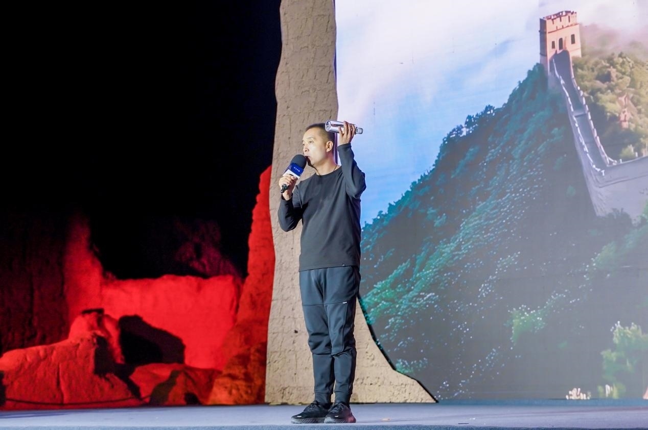 李剛在“何以中國·五星出東方”網(wǎng)絡(luò)主題宣傳活動現(xiàn)場演講。人民視頻供圖